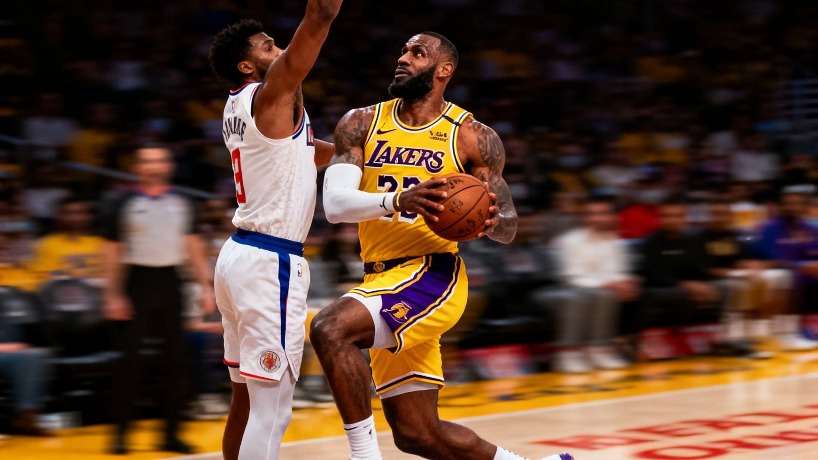 NBA湖人队比赛集锦封面，勒布朗·詹姆斯持球突破飞身上篮，防守球员跃起封盖